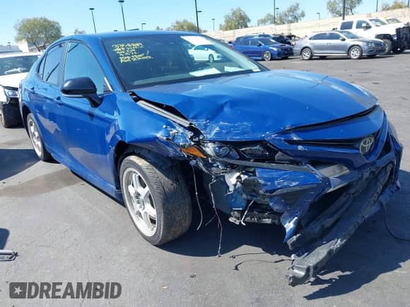 2023 Toyota Camry SE z VIN 4T1T11AK6PU158700, wystawiony jako IAAI lot #43312055 z przebiegiem 49 320 mil mil oraz . Historia ofert i sprzedaży dostępna na DreamBid. Obrazek 1.