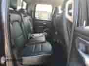 2019 Ram 1500 Laramie z VIN 1C6SRFDT2KN514953, wystawiony jako Copart lot #56747675 z przebiegiem 64 177 mil mil oraz Szkoda całkowita • Salvage title. Historia ofert i sprzedaży dostępna na DreamBid. Obrazek 10.