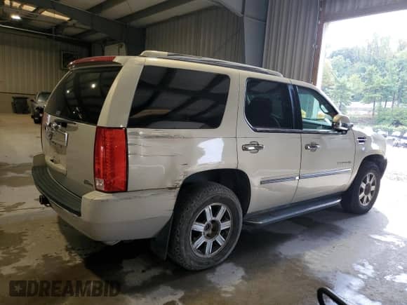 2007 Cadillac Escalade with VIN 1GYFK63857R138805, listed as a Copart auction lot 81889925 with 215,065 mi miles and Clean title. Bid and sale history available at DreamBid. Image 3.