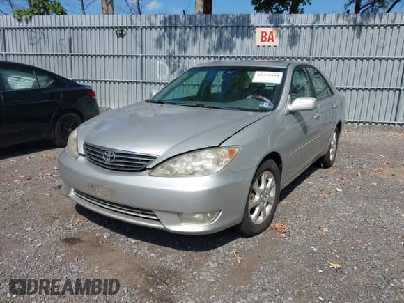 2005 Toyota Camry LE z VIN 4T1BE30KX5U957227, wystawiony jako IAAI lot #43258904 z przebiegiem 161 345 mil mil oraz . Historia ofert i sprzedaży dostępna na DreamBid. Obrazek 2.