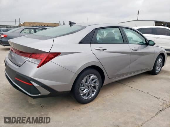 2025 Hyundai Elantra Blue z VIN KMHLM4DJXSU143511, wystawiony jako Copart lot #55098865 z przebiegiem 338 mil mil oraz Czysty tytuł • Clean title. Historia ofert i sprzedaży dostępna na DreamBid. Obrazek 3.