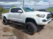 2018 Toyota Tacoma SR5 z VIN 3TMBZ5DN7JM014834, wystawiony jako IAAI lot #43321395 z przebiegiem 121 407 mil mil oraz . Historia ofert i sprzedaży dostępna na DreamBid. Obrazek 1.
