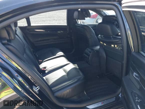 2014 BMW 7 Series ALPINA B7 xDrive z VIN WBAYF8C52ED653210, wystawiony jako IAAI lot #42344126 z przebiegiem 59 249 mil mil oraz . Historia ofert i sprzedaży dostępna na DreamBid. Obrazek 8.