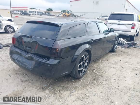 2005 Dodge Magnum SE with VIN 2D4FV48T75H617094, listed as a IAAI auction lot 43032594 with 165,780 mi miles and . Bid and sale history available at DreamBid. Image 4.