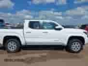 2024 Toyota Tacoma SR5 z VIN 3TYKB5FN8RT006646, wystawiony jako IAAI lot #42552787 z przebiegiem 23 870 mil mil oraz . Historia ofert i sprzedaży dostępna na DreamBid. Obrazek 14.