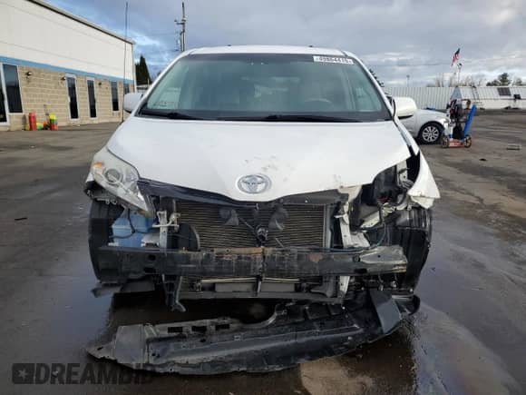 2014 Toyota Sienna LE с VIN 5TDJK3DCXES088743, выставлен на аукционе Copart как лот 49864415 с пробегом 80 125 миль миль и Списание • Salvage title. История ставок и продаж доступна на DreamBid. Изображение 5.