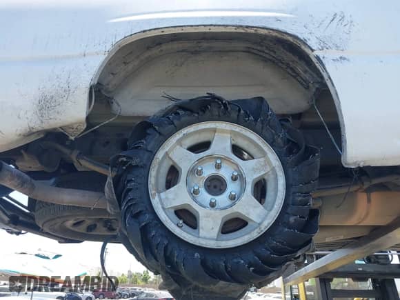 2005 GMC Sierra 1500 Work Truck z VIN 1GTEC14VX5Z164609, wystawiony jako IAAI lot #42687800 z przebiegiem 115 621 mil mil oraz . Historia ofert i sprzedaży dostępna na DreamBid. Obrazek 15.