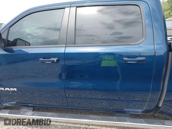 2022 Ram 1500 Laramie z VIN 1C6SRFJT3NN289645, wystawiony jako IAAI lot #42833604 z przebiegiem 13 771 mil mil oraz . Historia ofert i sprzedaży dostępna na DreamBid. Obrazek 14.