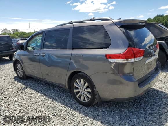 2012 Toyota Sienna XLE z VIN 5TDDK3DC0CS047130, wystawiony jako Copart lot #65435615 z przebiegiem 128 016 mil mil oraz Czysty tytuł • Clean title. Historia ofert i sprzedaży dostępna na DreamBid. Obrazek 2.