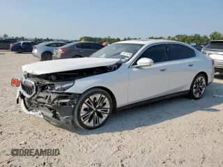 2024 BMW 5 Series 530i z VIN WBA43FJ03RCR61940, wystawiony jako Copart lot #80774345 z przebiegiem 19 298 mil mil oraz Szkoda całkowita • Salvage title. Historia ofert i sprzedaży dostępna na DreamBid. Obrazek 1.