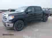 2017 Toyota Tundra SR5 z VIN 5TFEW5F10HX221912, wystawiony jako IAAI lot #42268725 z przebiegiem 92 588 mil mil oraz . Historia ofert i sprzedaży dostępna na DreamBid. Obrazek 2.