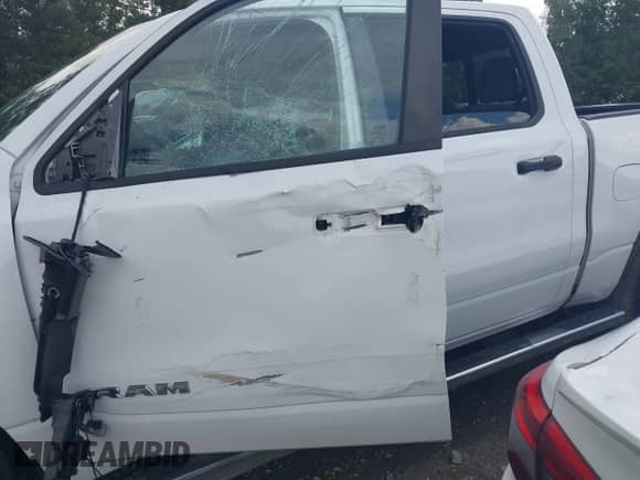 2023 Ram 1500 Big Horn z VIN 1C6RREFT0PN693121, wystawiony jako IAAI lot #43397157 z przebiegiem 32 987 mil mil oraz . Historia ofert i sprzedaży dostępna na DreamBid. Obrazek 6.