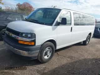 2018 Chevrolet Express Passenger LT z VIN 1GAZGPFP2J1311160, wystawiony jako IAAI lot #43447070 z przebiegiem 109 349 mil mil oraz . Historia ofert i sprzedaży dostępna na DreamBid. Obrazek 2.
