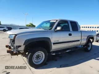 2004 Chevrolet Silverado 2500HD Work Truck z VIN 1GCHC29U44E386961, wystawiony jako Copart lot #80821835 z przebiegiem 215 642 mil mil oraz Szkoda całkowita • Salvage title. Historia ofert i sprzedaży dostępna na DreamBid. Obrazek 1.