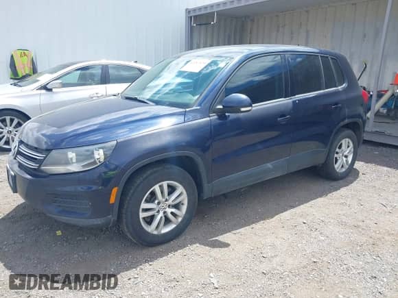 2013 Volkswagen Tiguan SE z VIN WVGAV3AX1DW560501, wystawiony jako IAAI lot #42287579 z przebiegiem 180 367 mil mil oraz . Historia ofert i sprzedaży dostępna na DreamBid. Obrazek 2.