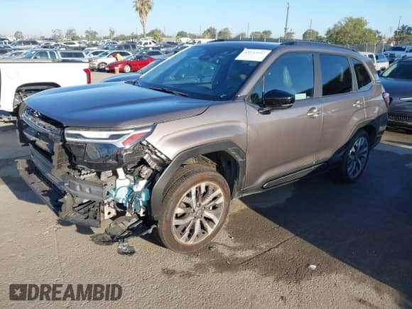 2025 Subaru Forester Touring z VIN JF2SLDTC4SH483561, wystawiony jako IAAI lot #43143953 z przebiegiem 11 209 mil mil oraz . Historia ofert i sprzedaży dostępna na DreamBid. Obrazek 2.