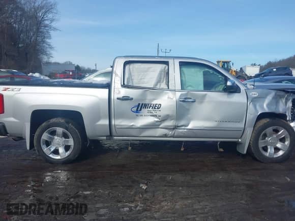 2018 Chevrolet Silverado 1500 LTZ z VIN 3GCUKSECXJG536316, wystawiony jako IAAI lot #41432469 z przebiegiem 127 276 mil mil oraz . Historia ofert i sprzedaży dostępna na DreamBid. Obrazek 13.