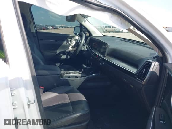 2025 Kia Sorento EX z VIN 5XYRH4JFXSG326301, wystawiony jako IAAI lot #42695332 z przebiegiem 19 187 mil mil oraz . Historia ofert i sprzedaży dostępna na DreamBid. Obrazek 5.