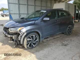 2021 Honda HR-V LX с VIN 3CZRU5H3XMM715212, выставлен на аукционе Copart как лот 81039495 с пробегом 103 696 миль миль и На запчасти • Non repairable. История ставок и продаж доступна на DreamBid. Изображение 1.