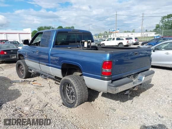 2002 Dodge 2500 z VIN 3B7KF23662M218222, wystawiony jako IAAI lot #42634220 z przebiegiem 285 893 mil mil oraz . Historia ofert i sprzedaży dostępna na DreamBid. Obrazek 3.