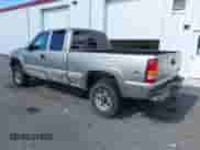 2001 Chevrolet Silverado 2500HD LS z VIN 1GCHK29UX1E313785, wystawiony jako IAAI lot #43371352 z przebiegiem 303 247 mil mil oraz . Historia ofert i sprzedaży dostępna na DreamBid. Obrazek 3.
