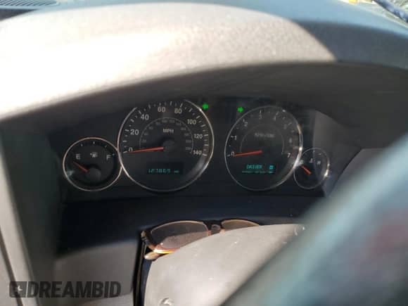 2006 Jeep Commander z VIN 1J8HG48K36C149532, wystawiony jako Copart lot #67187135 z przebiegiem 127 869 mil mil oraz Szkoda całkowita • Salvage title. Historia ofert i sprzedaży dostępna na DreamBid. Obrazek 9.