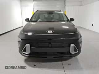 2025 Hyundai Kona SEL с VIN KM8HB3AB7SU221973, выставлен на аукционе Copart как лот 86009424 с пробегом 1 613 миль миль и Чистый • Clean title. История ставок и продаж доступна на DreamBid. Изображение 5.