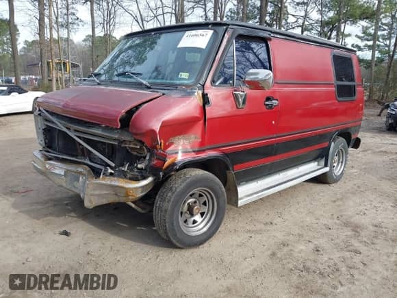 1985 Chevrolet Chevy Van z VIN 1GBEG25H1F7142616, wystawiony jako IAAI lot #41606567 z przebiegiem 19 168 mil mil oraz . Historia ofert i sprzedaży dostępna na DreamBid. Obrazek 2.