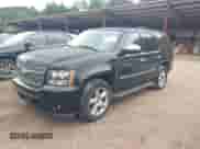 2013 Chevrolet Tahoe LTZ z VIN 1GNSCCE02DR165406, wystawiony jako IAAI lot #42798022 z przebiegiem 212 726 mil mil oraz . Historia ofert i sprzedaży dostępna na DreamBid. Obrazek 17.