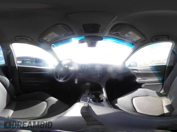 2020 Toyota Camry LE z VIN 4T1C11AK2LU880546, wystawiony jako IAAI lot #43158555 z przebiegiem 276 695 mil mil oraz . Historia ofert i sprzedaży dostępna na DreamBid. Obrazek 18.