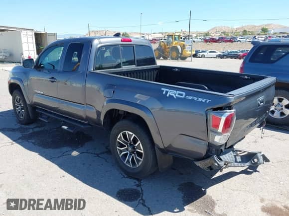 2022 Toyota Tacoma SR z VIN 3TYRZ5CN8NT022029, wystawiony jako IAAI lot #43145211 z przebiegiem 61 365 mil mil oraz . Historia ofert i sprzedaży dostępna na DreamBid. Obrazek 3.