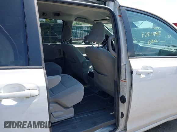 2019 Toyota Sienna LE Auto Access Seat с VIN 5TDKZ3DC5KS017185, выставлен на аукционе IAAI как лот 42814918 с пробегом 130 691 миль миль и . История ставок и продаж доступна на DreamBid. Изображение 8.