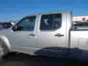 2011 Nissan Frontier SV z VIN 1N6AD0FV9BC436405, wystawiony jako IAAI lot #41756874 z przebiegiem 246 367 mil mil oraz . Historia ofert i sprzedaży dostępna na DreamBid. Obrazek 14.