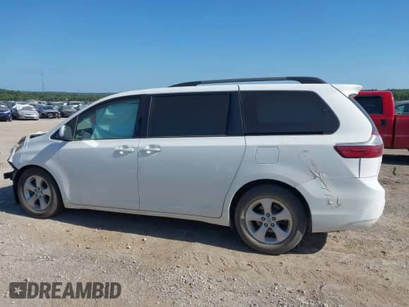 2015 Toyota Sienna LE AAS z VIN 5TDKK3DC3FS672570, wystawiony jako IAAI lot #42824951 z przebiegiem 112 476 mil mil oraz . Historia ofert i sprzedaży dostępna na DreamBid. Obrazek 14.
