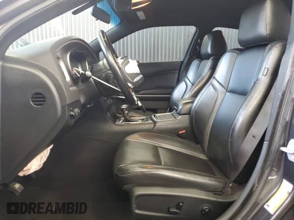 2019 Dodge Charger SXT z VIN 2C3CDXBG2KH760096, wystawiony jako Copart lot #85739425 z przebiegiem 56 260 mil mil oraz Czysty tytuł • Clean title. Historia ofert i sprzedaży dostępna na DreamBid. Obrazek 7.