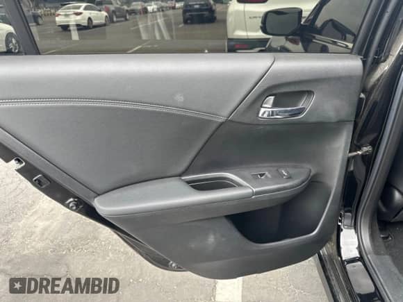 2017 Honda Accord Touring z VIN JHMCR6F74HC017371, wystawiony jako Copart lot #56739555 z przebiegiem 95 930 mil mil oraz Czysty tytuł • Clean title. Historia ofert i sprzedaży dostępna na DreamBid. Obrazek 10.