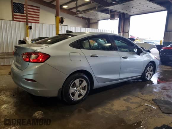 2018 Chevrolet Cruze LS z VIN 1G1BC5SM0J7225694, wystawiony jako Copart lot #87164655 z przebiegiem 109 892 mil mil oraz Szkoda całkowita • Salvage title. Historia ofert i sprzedaży dostępna na DreamBid. Obrazek 3.