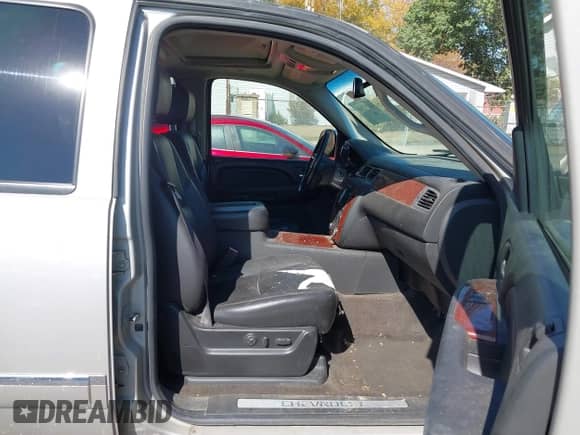 2009 Chevrolet Suburban LTZ z VIN 1GNFK363X9R189568, wystawiony jako IAAI lot #43251361 z przebiegiem 214 783 mil mil oraz . Historia ofert i sprzedaży dostępna na DreamBid. Obrazek 5.