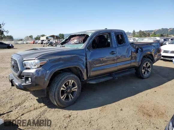 2018 Toyota Tacoma SR5 with VIN 5TFRZ5CN5JX059250, listed as a Copart auction lot 64448425 with 28,951 mi miles and Salvage title. Bid and sale history available at DreamBid. Image 1.