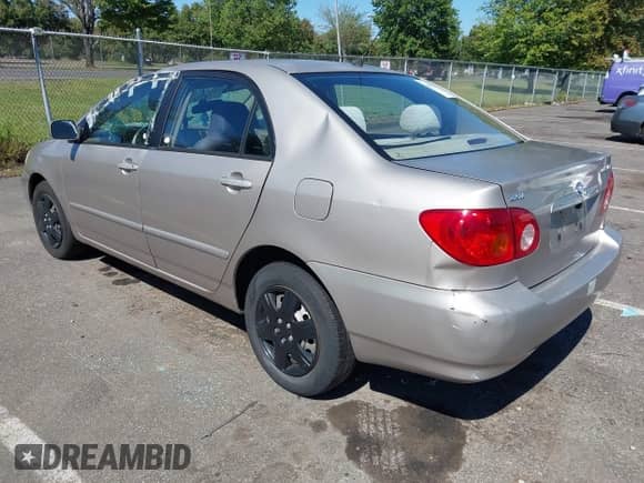 2003 Toyota Corolla CE z VIN 2T1BR32E53C088675, wystawiony jako IAAI lot #43262115 z przebiegiem 275 597 mil mil oraz . Historia ofert i sprzedaży dostępna na DreamBid. Obrazek 3.