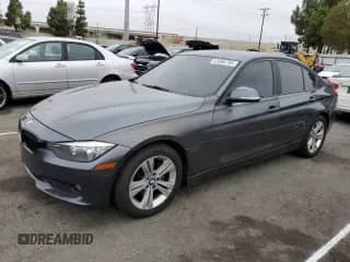 2015 BMW 3 Series 320i с VIN WBA3B1G58FNT05060, выставлен на аукционе Copart как лот 81886795 с пробегом 105 521 миль миль и Списание • Salvage title. История ставок и продаж доступна на DreamBid. Изображение 1.