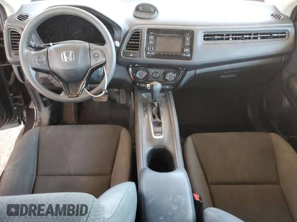 2020 Honda HR-V LX z VIN 3CZRU6H37LM722364, wystawiony jako Copart lot #67686205 z przebiegiem 46 045 mil mil oraz Szkoda całkowita • Salvage title. Historia ofert i sprzedaży dostępna na DreamBid. Obrazek 8.