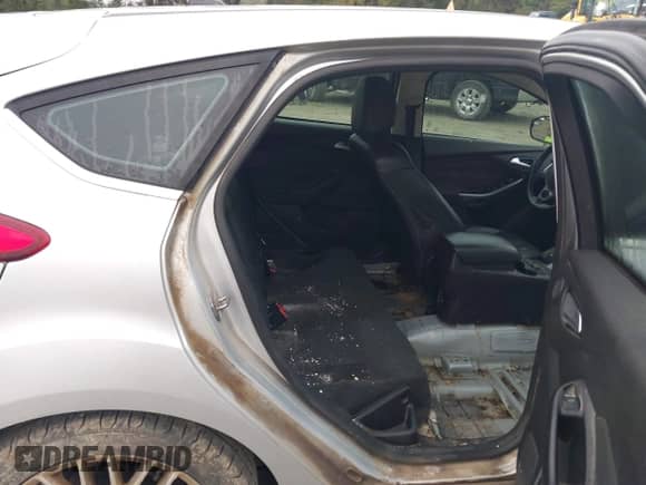 2014 Ford Focus Titanium z VIN 1FADP3N23EL402874, wystawiony jako IAAI lot #43397973 z przebiegiem 153 283 mil mil oraz . Historia ofert i sprzedaży dostępna na DreamBid. Obrazek 8.