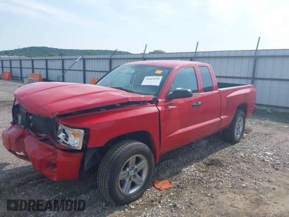 2008 Dodge Dakota SLT с VIN 1D7HW42K58S520319, выставлен на аукционе IAAI как лот 42465018 с пробегом 74 179 миль миль и . История ставок и продаж доступна на DreamBid. Изображение 2.