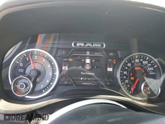 2020 Ram 1500 Laramie z VIN 1C6SRFJT5LN243327, wystawiony jako Copart lot #59978345 z przebiegiem 254 317 mil mil oraz Szkoda całkowita • Salvage title. Historia ofert i sprzedaży dostępna na DreamBid. Obrazek 9.