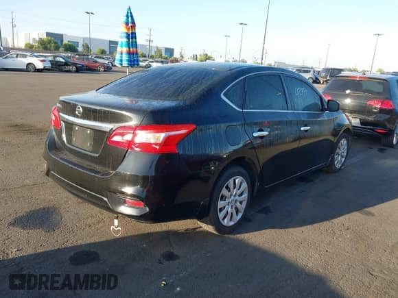 2017 Nissan Sentra SV z VIN 3N1AB7AP7HY410785, wystawiony jako IAAI lot #43384297 z przebiegiem 55 858 mil mil oraz . Historia ofert i sprzedaży dostępna na DreamBid. Obrazek 4.