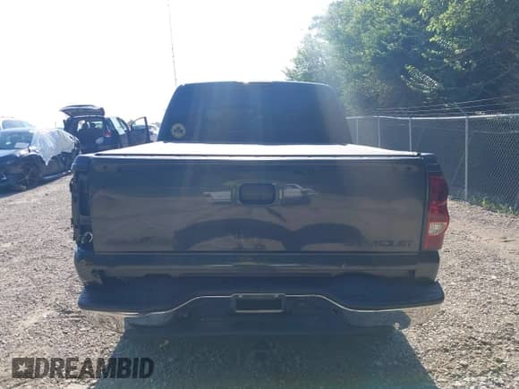 2005 Chevrolet Silverado 1500 LS z VIN 2GCEK13T051336111, wystawiony jako IAAI lot #42639214 z przebiegiem 224 915 mil mil oraz . Historia ofert i sprzedaży dostępna na DreamBid. Obrazek 16.