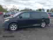 2012 Toyota Sienna с VIN 5TDKA3DC1CS009352, выставлен на аукционе IAAI как лот 43466378 с пробегом 386 451 миль миль и . История ставок и продаж доступна на DreamBid. Изображение 14.