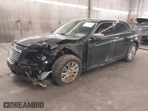 2013 Chrysler 300 C z VIN 2C3CCAKT1DH667134, wystawiony jako IAAI lot #41891856 z przebiegiem 162 489 mil mil oraz . Historia ofert i sprzedaży dostępna na DreamBid. Obrazek 18.