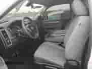 2017 Ram 1500 Express z VIN 3C6JR6AT2HG542205, wystawiony jako Copart lot #61227914 z przebiegiem 18 047 mil mil oraz Szkoda całkowita • Salvage title. Historia ofert i sprzedaży dostępna na DreamBid. Obrazek 7.